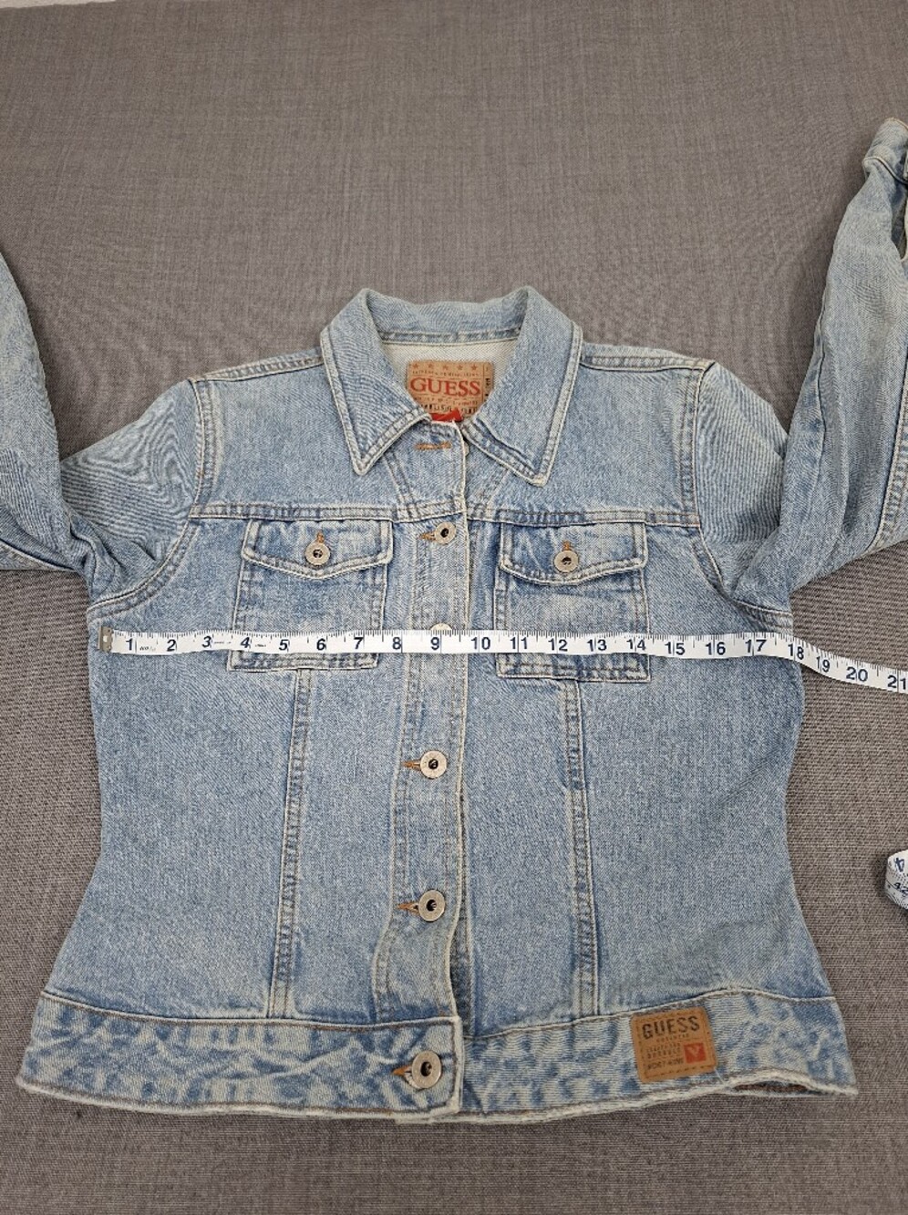 Guess 100% Cotton Light Wash Classic Denim Button Down Jean Jacket. Medium - Picture 6 of 8